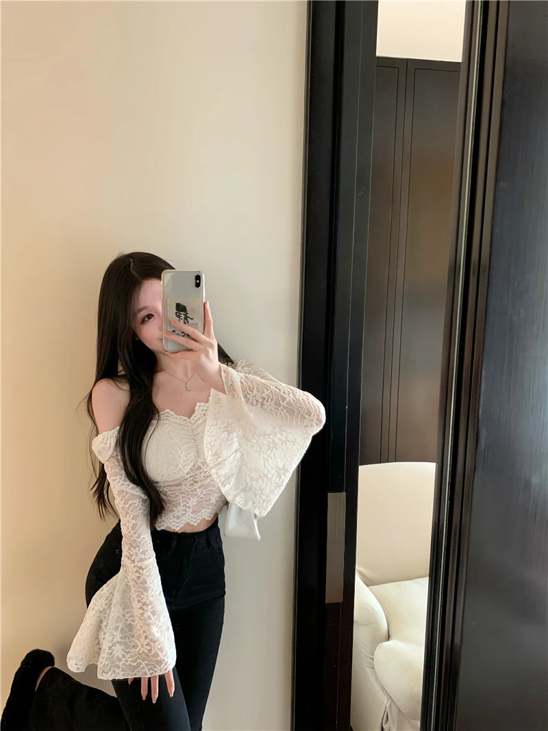 Blusa Cropped Feminina em Renda – Estilo Y2K