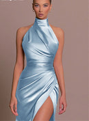 Vestido Longo Feminino de Cetim – Decote Halter, Sem Mangas, Costas Abertas e Fenda Lateral