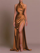 Vestido Longo Feminino de Cetim – Decote Halter, Sem Mangas, Costas Abertas e Fenda Lateral